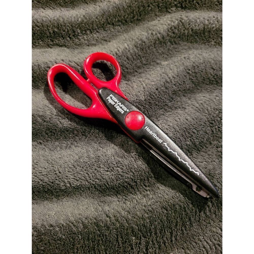 Fiskars Paper Edge Scissors- Heartbeat Paper Edgers